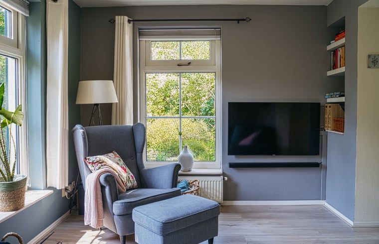 Comfortabele zithoek in de woonkamer van Vakantiehuisje in IJhorst, Noordwest Overijssel, Overijssel.