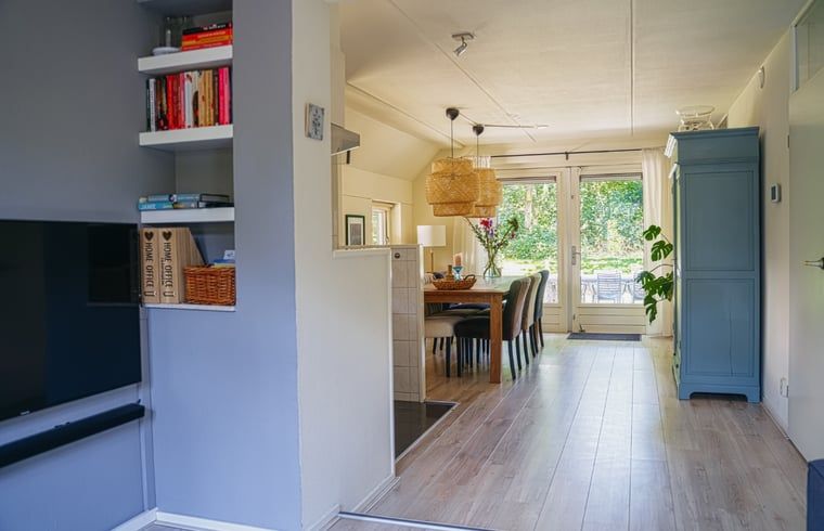 Lichte leeshoek met fauteuil in Vakantiehuisje in IJhorst, Noordwest Overijssel, Overijssel.