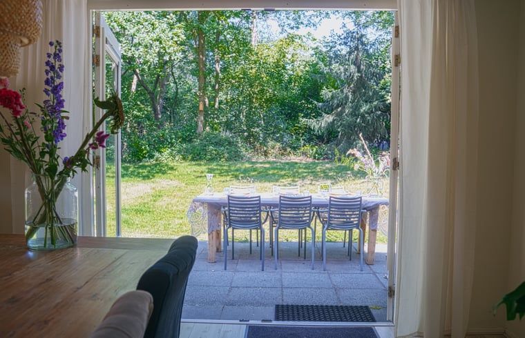 Slaapkamer met kunst aan de muur in Vakantiehuisje in IJhorst, Noordwest Overijssel, Overijssel.