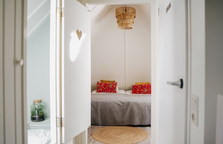 Sfeervolle slaapkamer met lampen in Vakantiehuisje in IJhorst, Noordwest Overijssel, Overijssel.