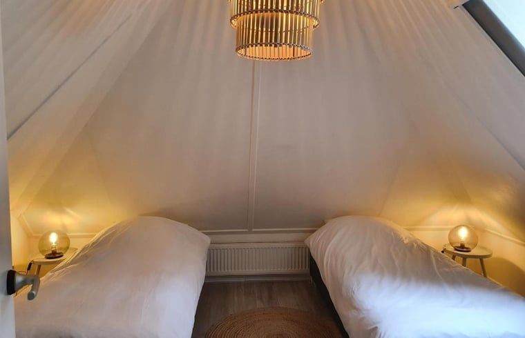 Moderne badkamer met ligbad in Vakantiehuisje in IJhorst, Noordwest Overijssel, Overijssel.