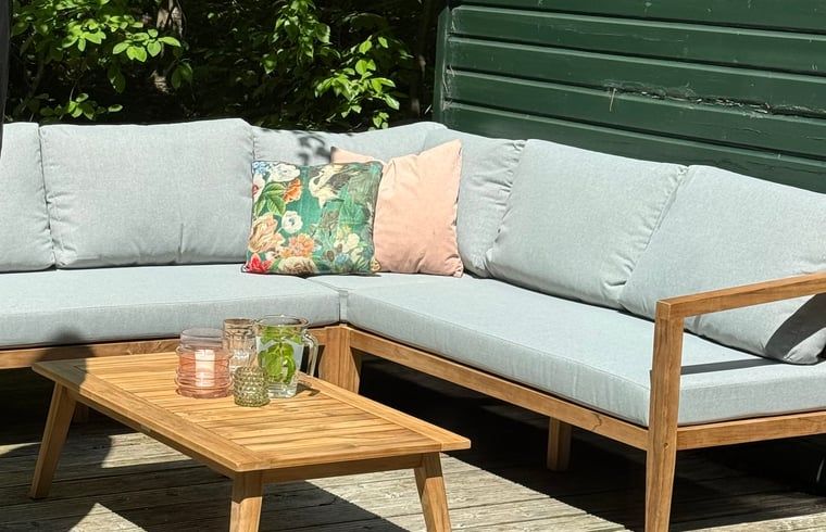 Hond geniet van de natuur bij Vakantiehuisje in IJhorst, Noordwest Overijssel, Overijssel.