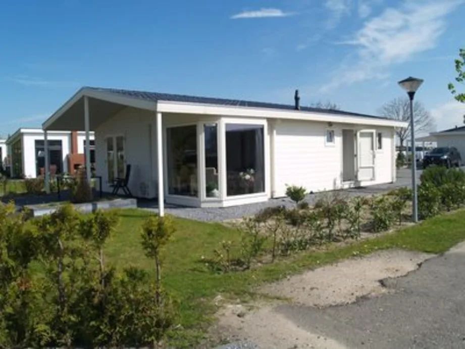 Vrijstaande woning in IJhorst, vakantiehuis in Noordwest Overijssel met zonnige veranda en groene omgeving.