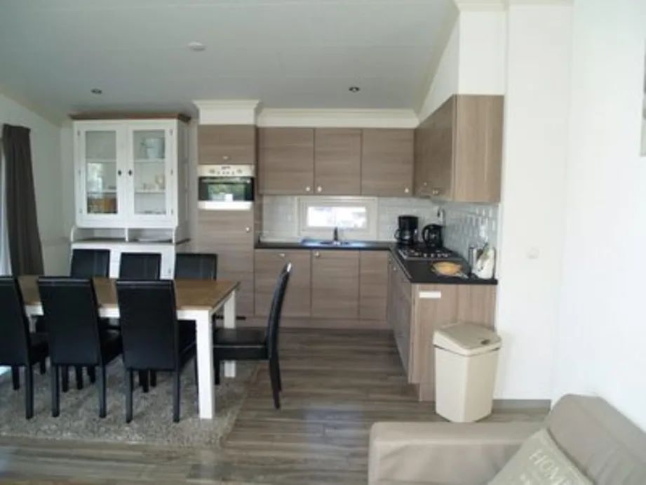 Moderne keuken en eetruimte in vrijstaande woning in IJhorst, Noordwest Overijssel, ideaal vakantiehuis voor comfort en gezelligheid.