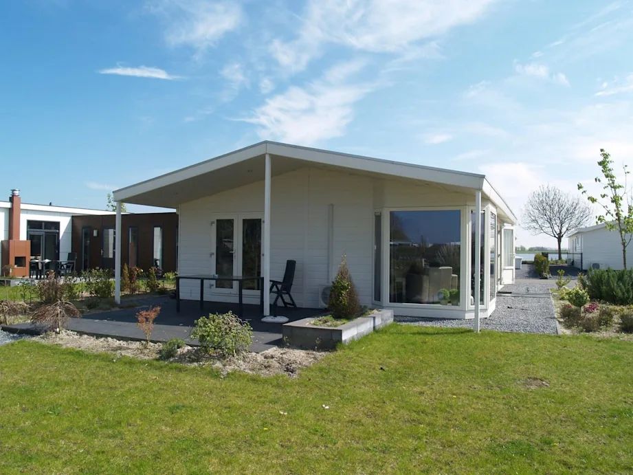Vrijstaande woning in IJhorst, Noordwest Overijssel, vakantiehuis met moderne veranda en groene tuin voor ontspanning in de natuur.