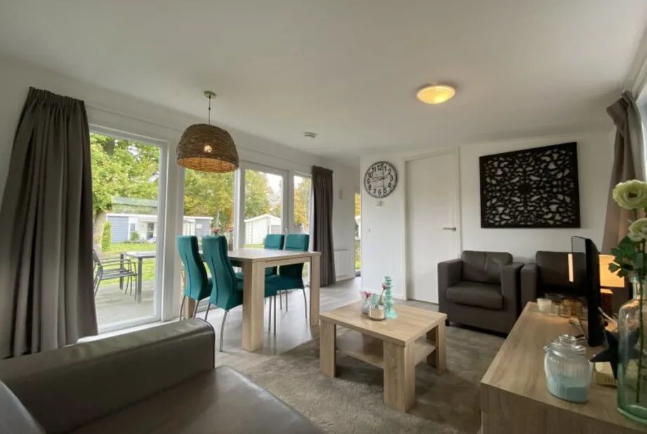 Gezellige woonkamer in Vrijstaande woning in IJhorst, vakantiehuis in Noordwest Overijssel met moderne inrichting en uitzicht op de tuin.