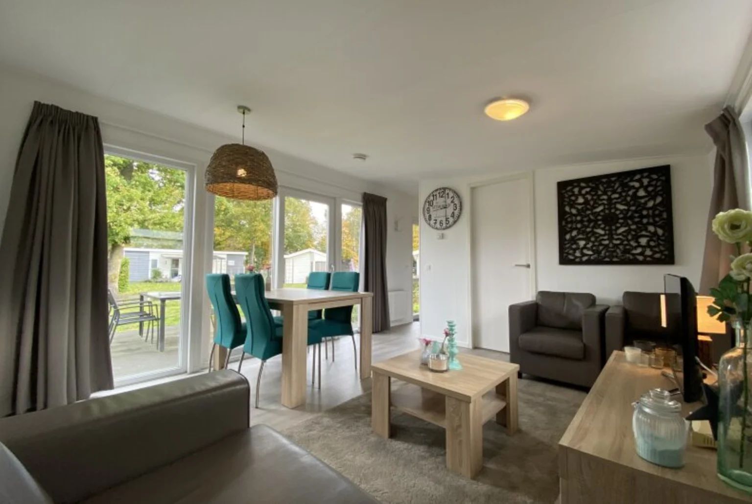 Gemtliches Wohnzimmer eines freistehenden Hauses in IJhorst, Nordwest-Overijssel, mit Blick auf grne Natur und moderner Einrichtung.