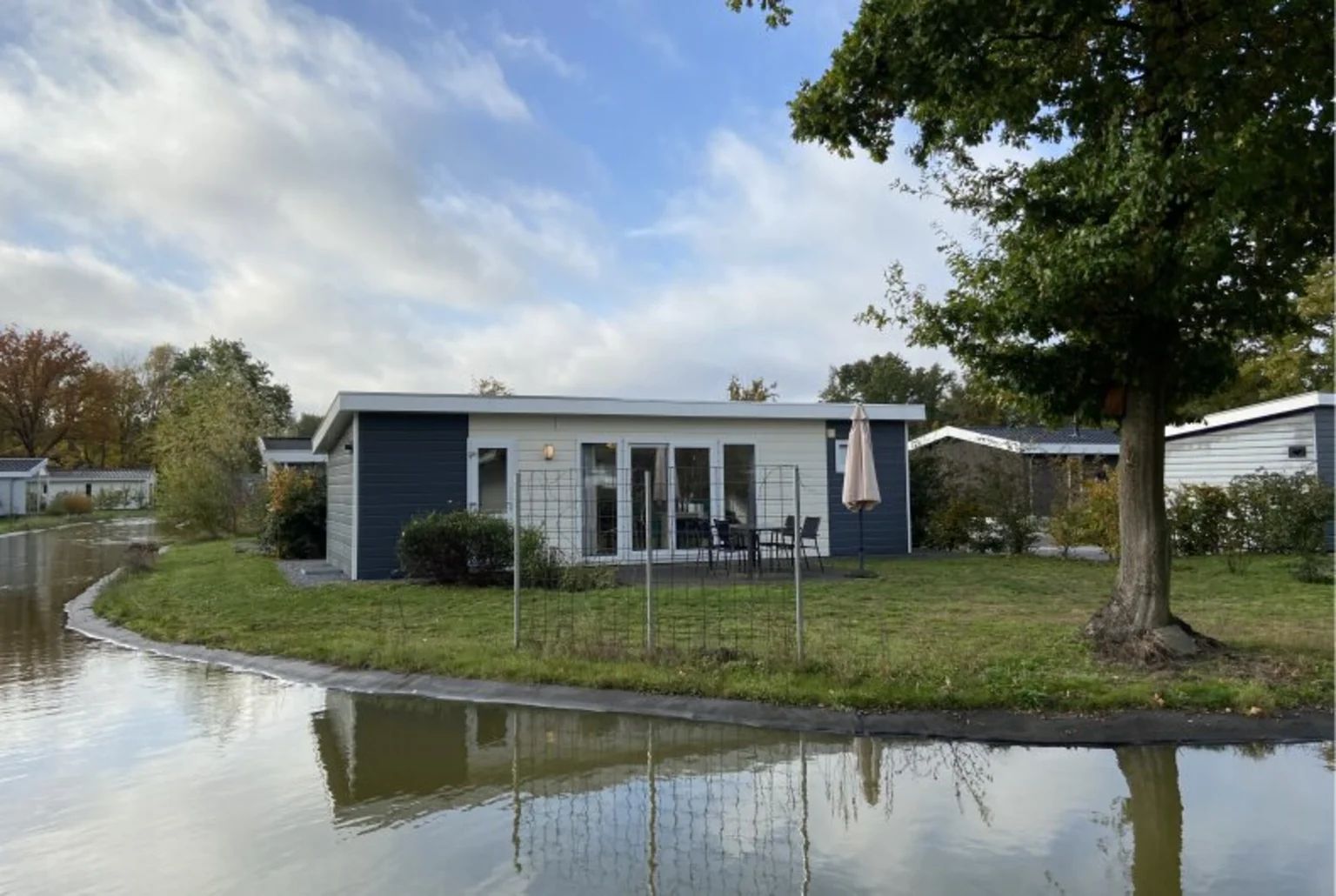 Vrijstaande woning in IJhorst met uitzicht op een rustige waterkant, ideaal vakantiehuis in Noordwest Overijssel voor natuurliefhebbers.