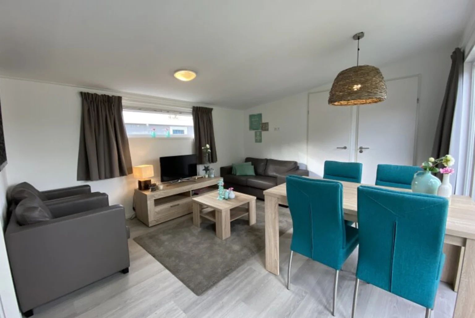 Gezellige woonkamer in Vrijstaande woning in IJhorst, Noordwest Overijssel. Comfortabel vakantiehuis met moderne inrichting en veel lichtinval.