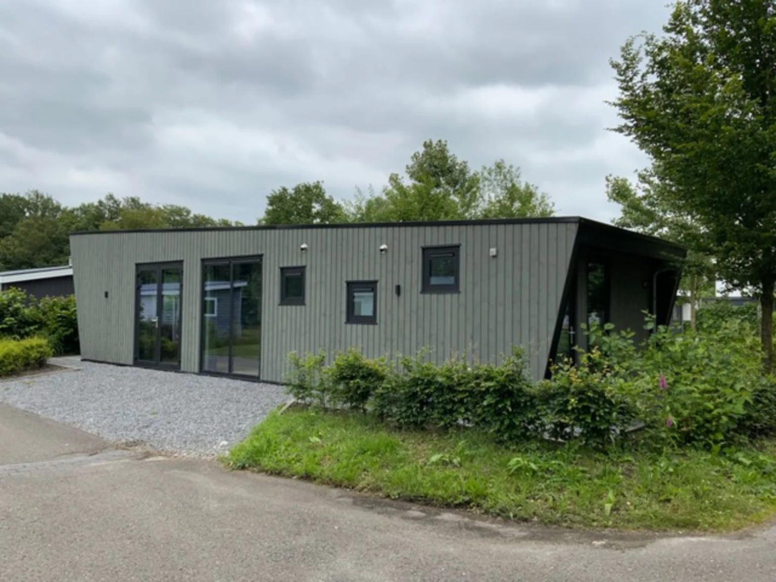 Vrijstaande woning in IJhorst, Noordwest Overijssel biedt een modern vakantiehuis met ruime veranda, omgeven door natuur en rust.