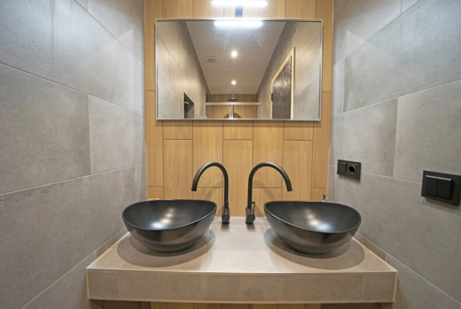 Modernes Badezimmer in einem freistehenden Haus in IJhorst, Overijssel, mit stilvollem Doppelwaschbecken und Spiegel.