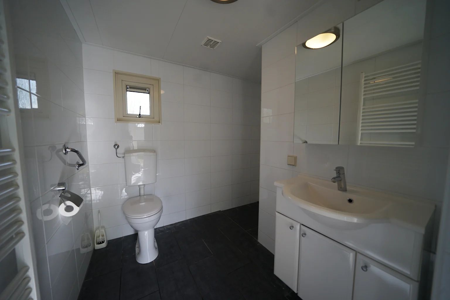 Gezellige woonkamer in de vrijstaande woning in IJhorst, Overijssel, met ruime zithoek en veel natuurlijk licht in Noordwest Overijssel.