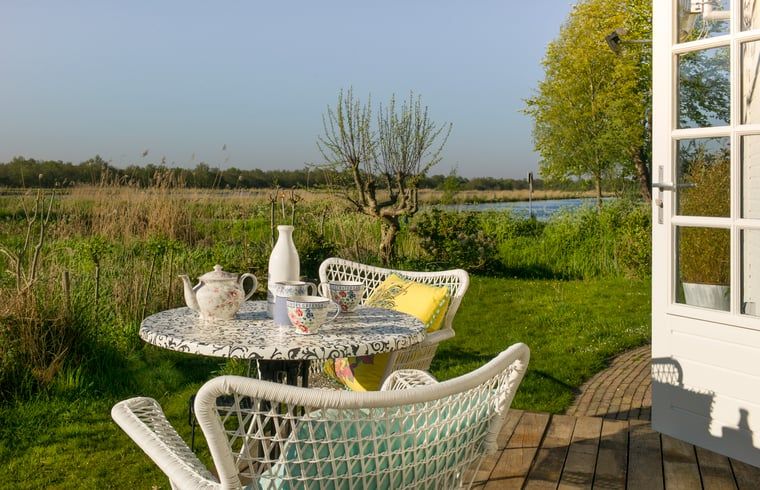Terras met uitzicht op water bij Vakantiehuis in Kalenberg, Noordwest Overijssel, Overijssel.