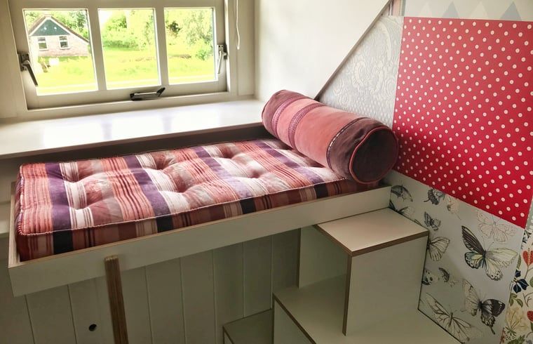 Knusse leeshoek bij het raam in Vakantiehuis in Kalenberg, Noordwest Overijssel, Overijssel.