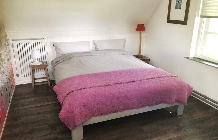 Slaapkamer met tweepersoonsbed in Vakantiehuis in Kalenberg, Noordwest Overijssel, Overijssel.