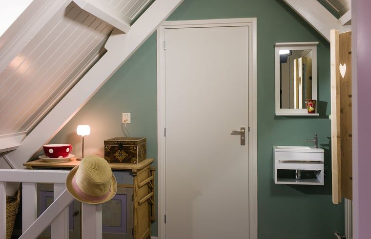 Gang met kleurrijke accenten in Vakantiehuis in Kalenberg, Noordwest Overijssel, Overijssel.