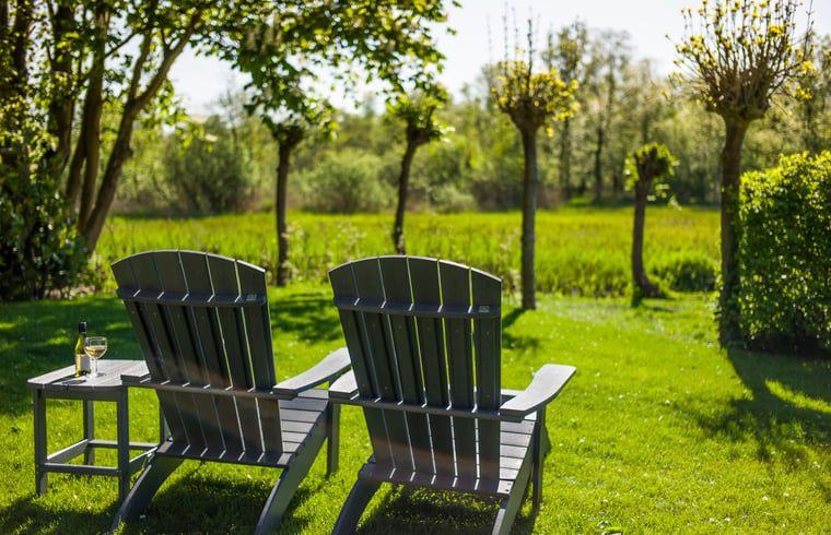 Tuin met comfortabele stoelen bij Vakantiehuis in Kalenberg, Noordwest Overijssel, Overijssel.