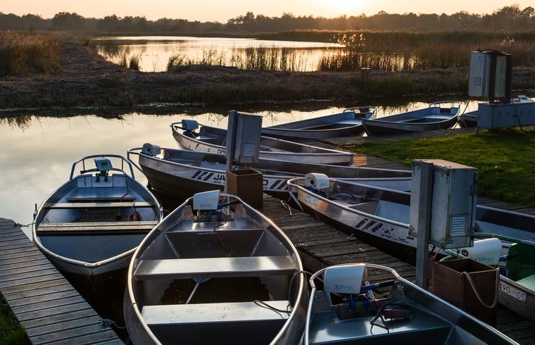 Bootjes aan de steiger bij Vakantiehuis in Kalenberg, Noordwest Overijssel, Overijssel.
