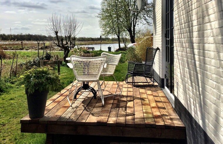 Houten terras met zitje bij Vakantiehuis in Kalenberg, Noordwest Overijssel, Overijssel.