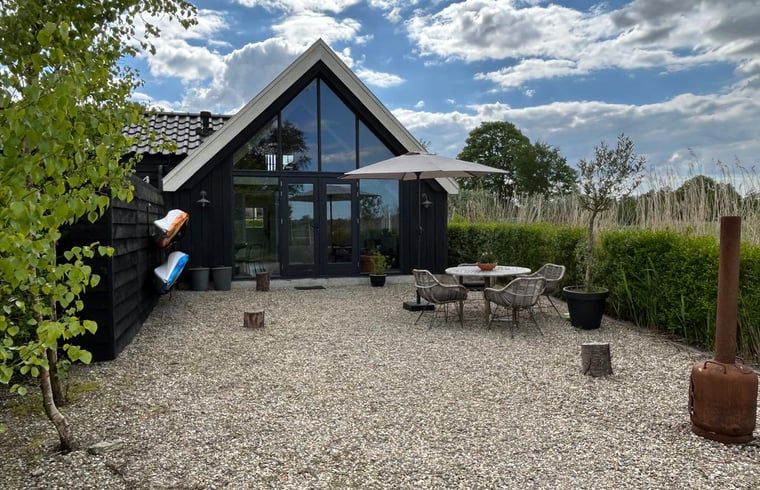 Vakantiehuis in Kalenberg met ruim terras en uitzicht op natuur in Noordwest Overijssel, ideaal voor ontspanning en buitenleven.