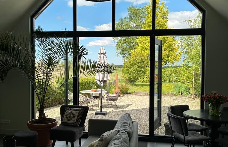 Vakantiehuis in Kalenberg biedt een prachtig uitzicht op de tuin vanuit de woonkamer, ideaal gelegen in Noordwest Overijssel.