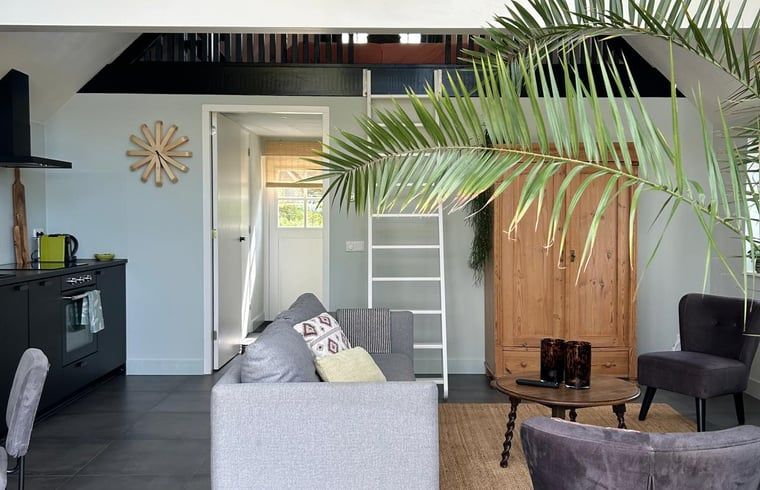 Gezellige binnenruimte van Vakantiehuis in Kalenberg, Overijssel, met moderne inrichting en groene accenten.