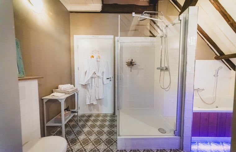 Moderne douche in Vakantiehuis in Sint Jansklooster, Noordwest Overijssel, met comfortabele badjassen.