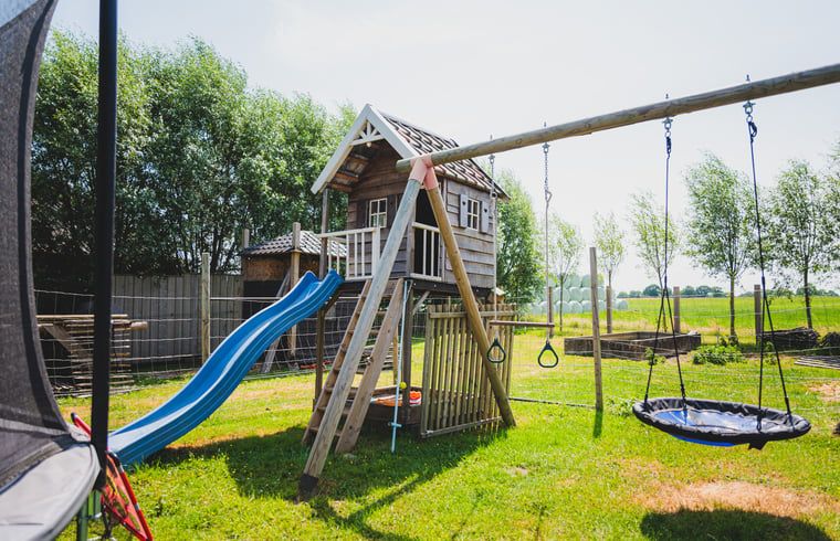 Speeltuin in de tuin van Vakantiehuis in Sint Jansklooster, Noordwest Overijssel, voor kinderen.