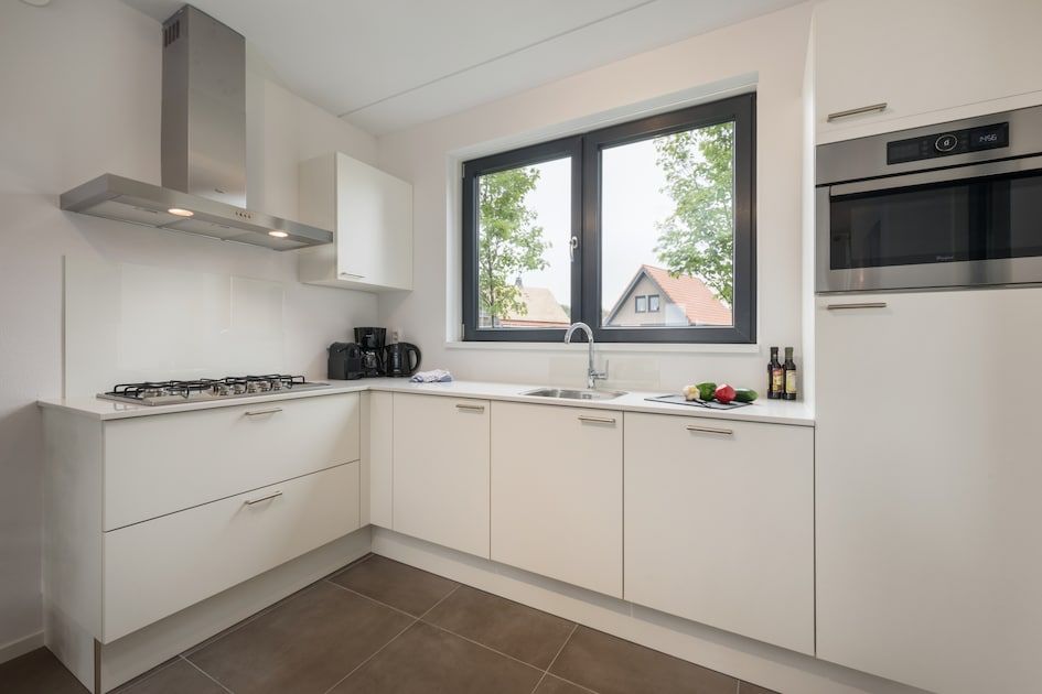 Moderne keuken in Watervilla 8, een vakantiehuis in Ossenzijl, Noordwest Overijssel. Geniet van comfort en stijl in deze luxe accommodatie.