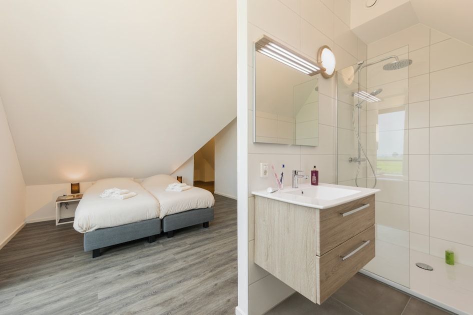 Sfeervolle slaapkamer en moderne badkamer in Watervilla 8, vakantiehuis in Ossenzijl, Noordwest Overijssel, Overijssel.