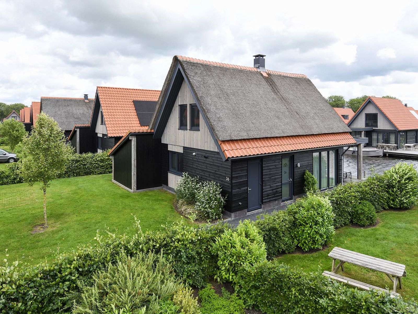 Grner Garten am Einfamilienhaus in Ossenzijl, Nordwest Overijssel, Overijssel.