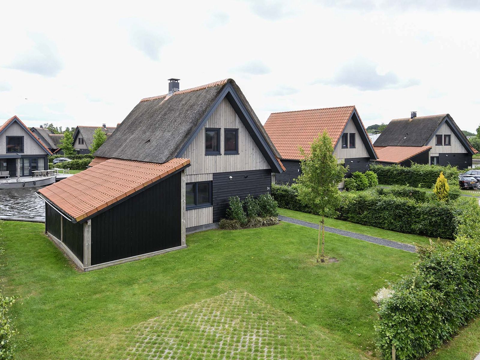 Freistehendes Ferienhaus mit Reetdach in Ossenzijl, Nordwest Overijssel, Overijssel.