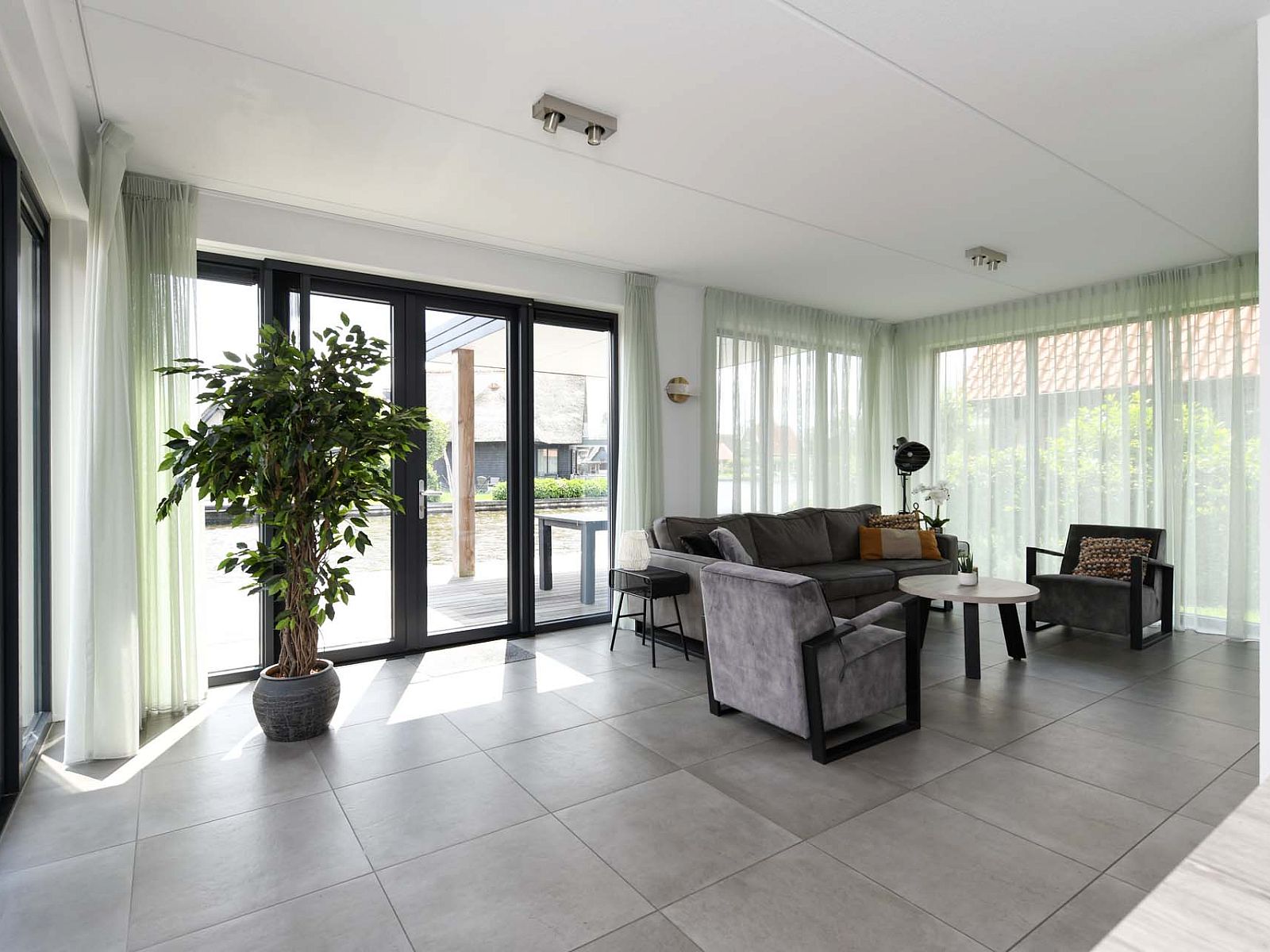 Helles Wohnzimmer mit Blick ins Grne in einem Haus in Ossenzijl, Nordwest Overijssel, Overijssel.