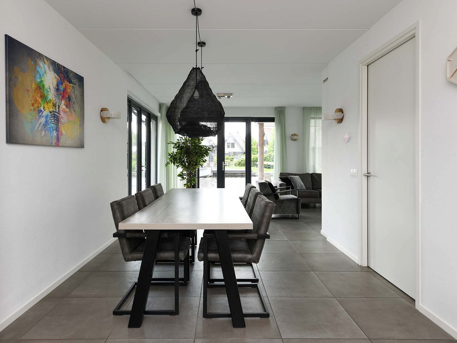 Modern eingerichtetes Esszimmer in einem freistehenden Haus in Ossenzijl, Nordwest Overijssel, Overijssel.