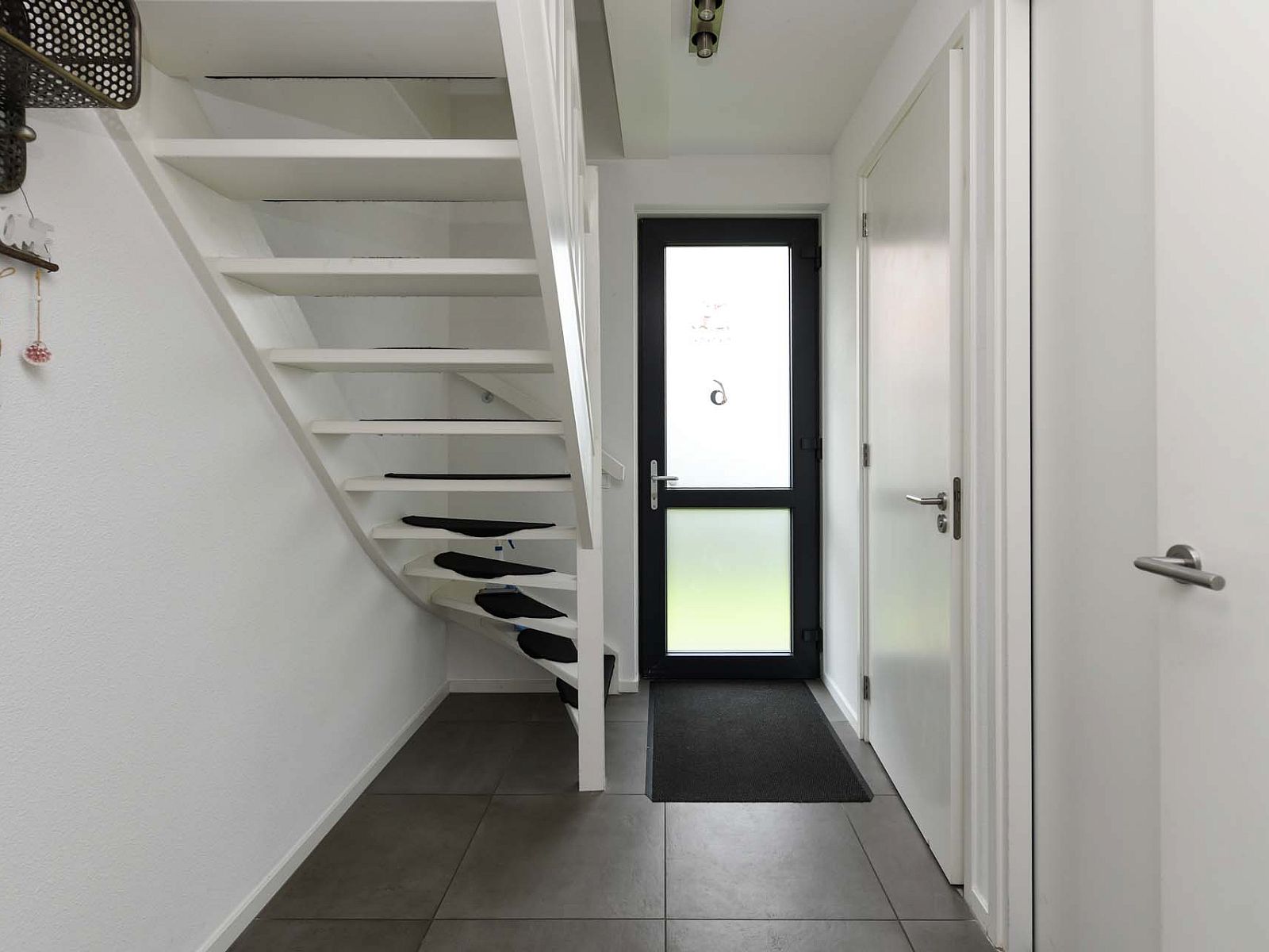 Flur mit Treppe in Einfamilienhaus in Ossenzijl, Nordwest Overijssel, Overijssel.