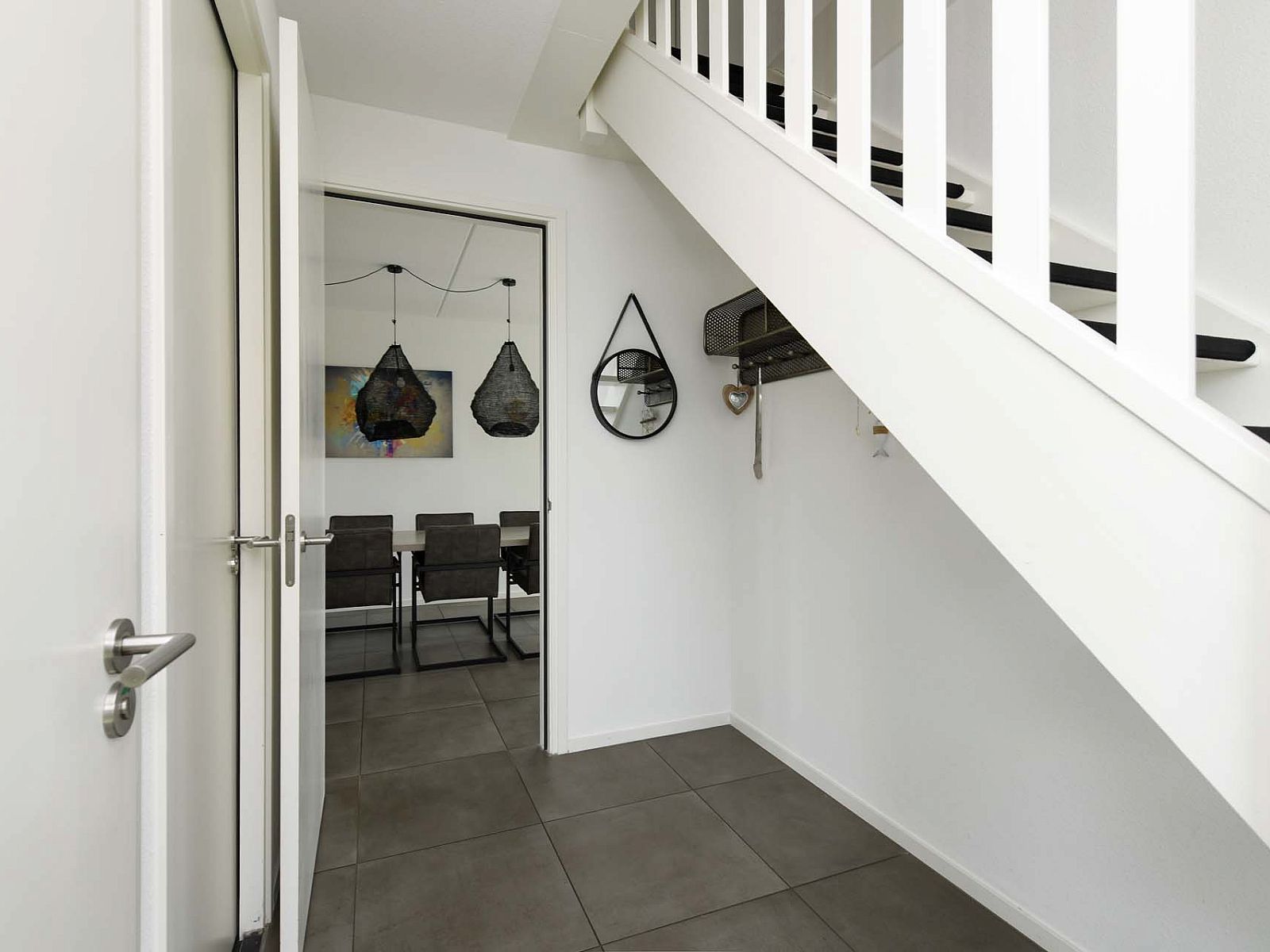 Eingangshalle mit Treppe im Ferienhaus in Ossenzijl, Nordwest Overijssel, Overijssel.