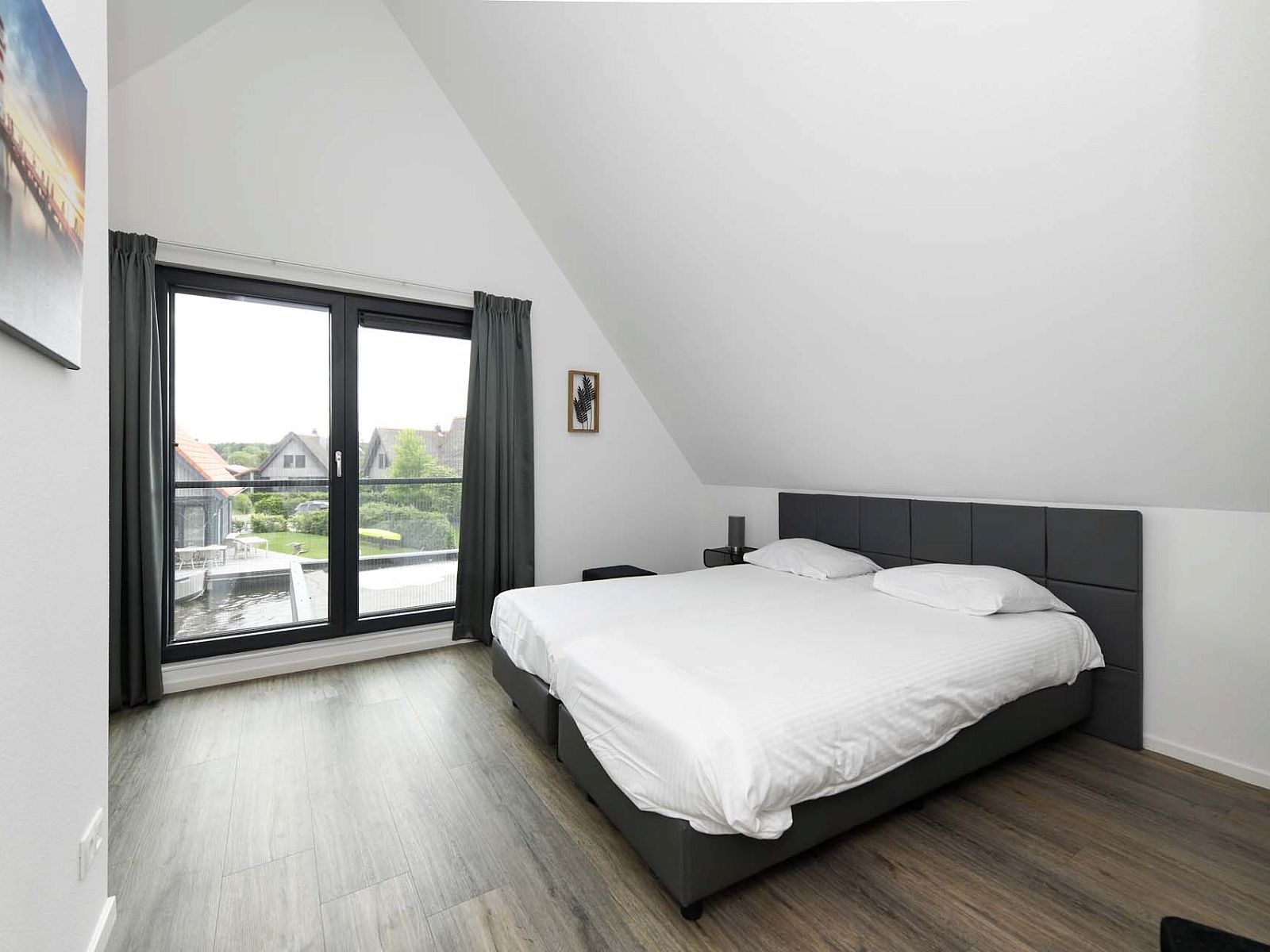 Schlafzimmer mit groem Fenster in Haus in Ossenzijl, Nordwest Overijssel, Overijssel.