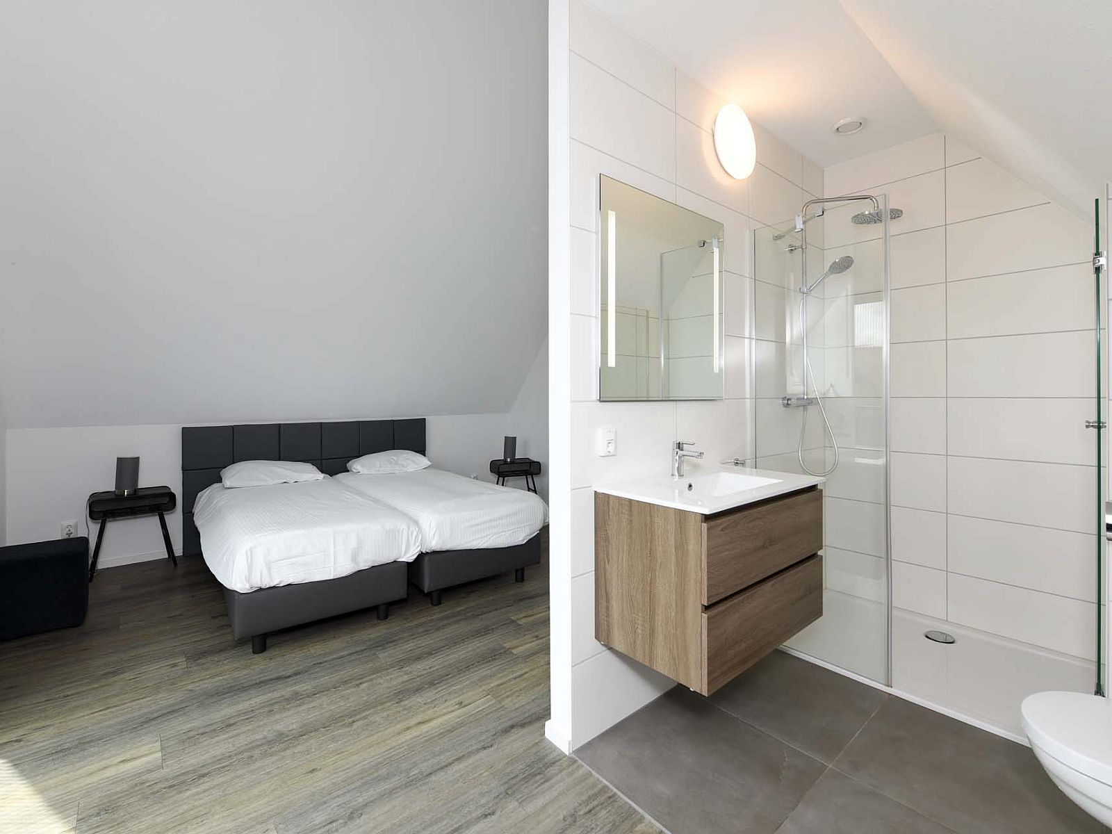 Schlafzimmer mit eigenem Badezimmer in der Ferienwohnung in Ossenzijl, Nordwest Overijssel, Overijssel.