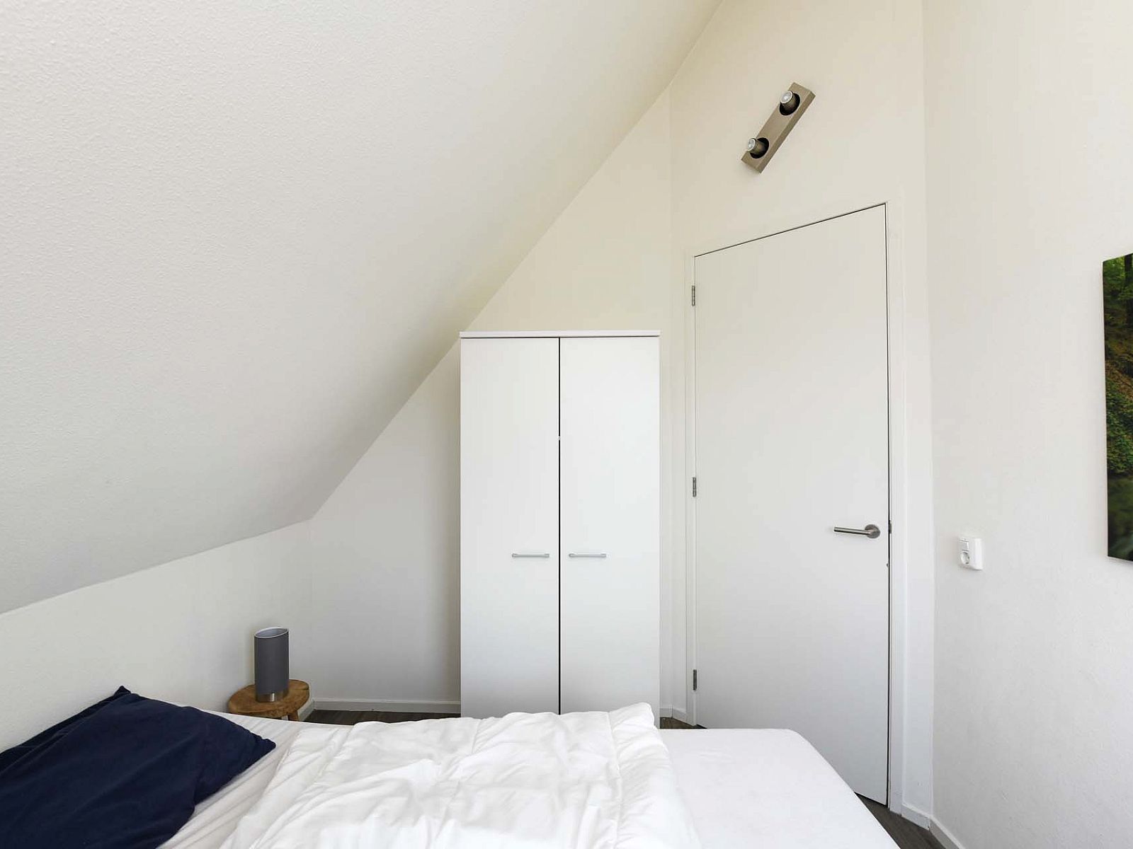 Schlafzimmer mit Kleiderschrank in Haus in Ossenzijl, Nordwest Overijssel, Overijssel.