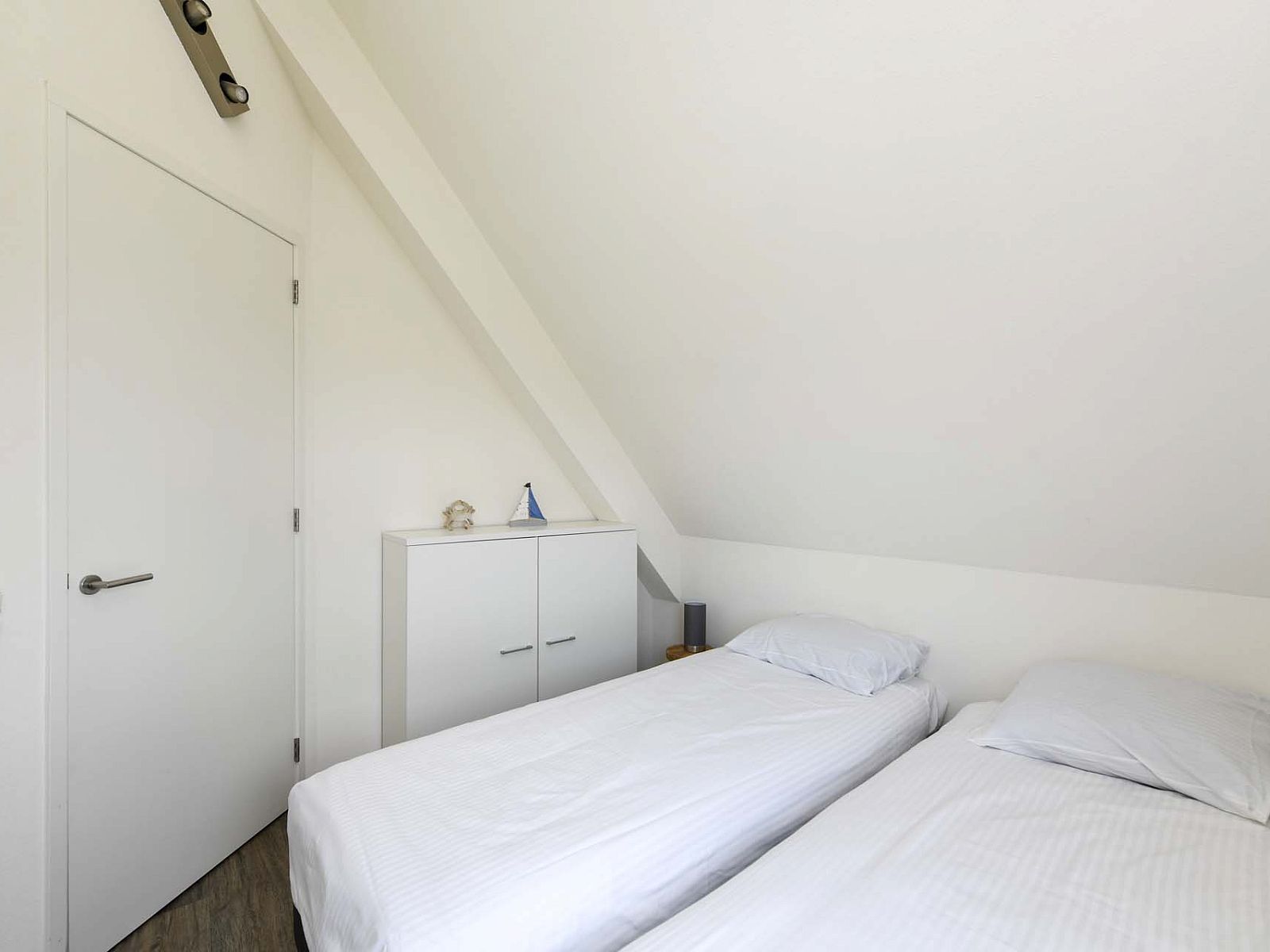 Schlafzimmer mit zwei Betten in einem Ferienhaus in Ossenzijl, Nordwest Overijssel, Overijssel.