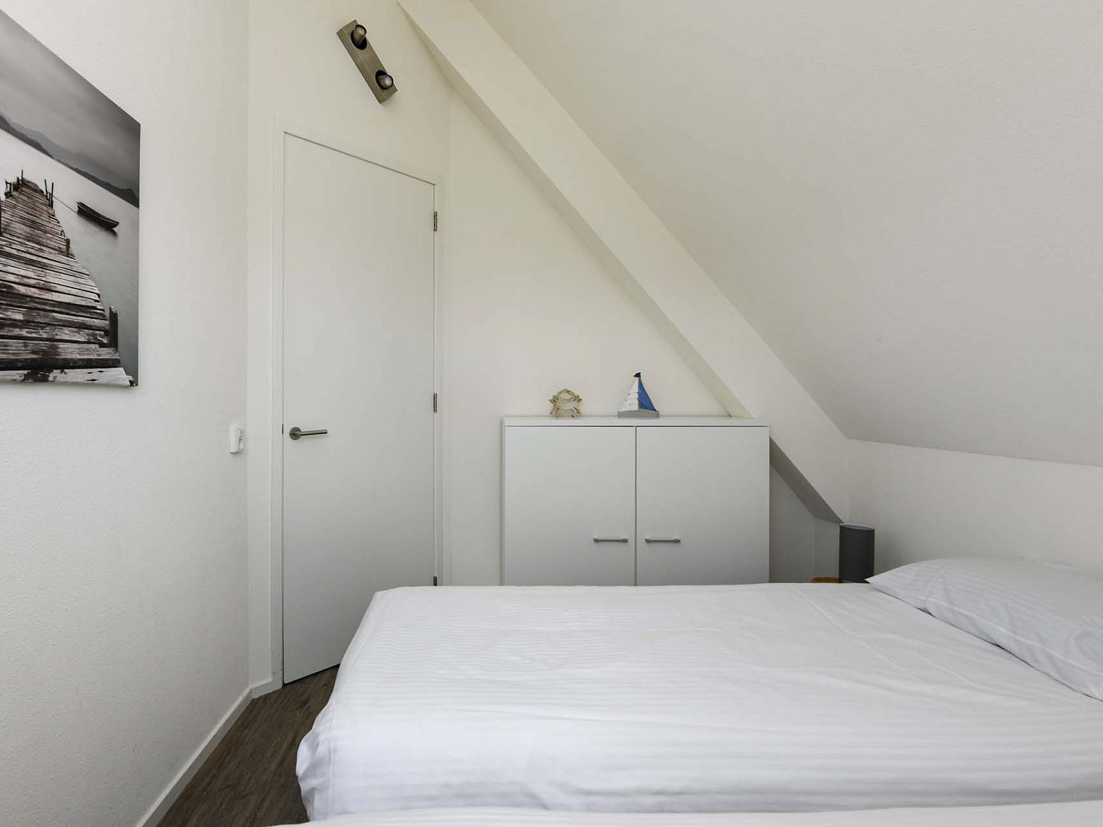 Schlafzimmer mit minimalistischer Einrichtung in einem Haus in Ossenzijl, Nordwest Overijssel, Overijssel.