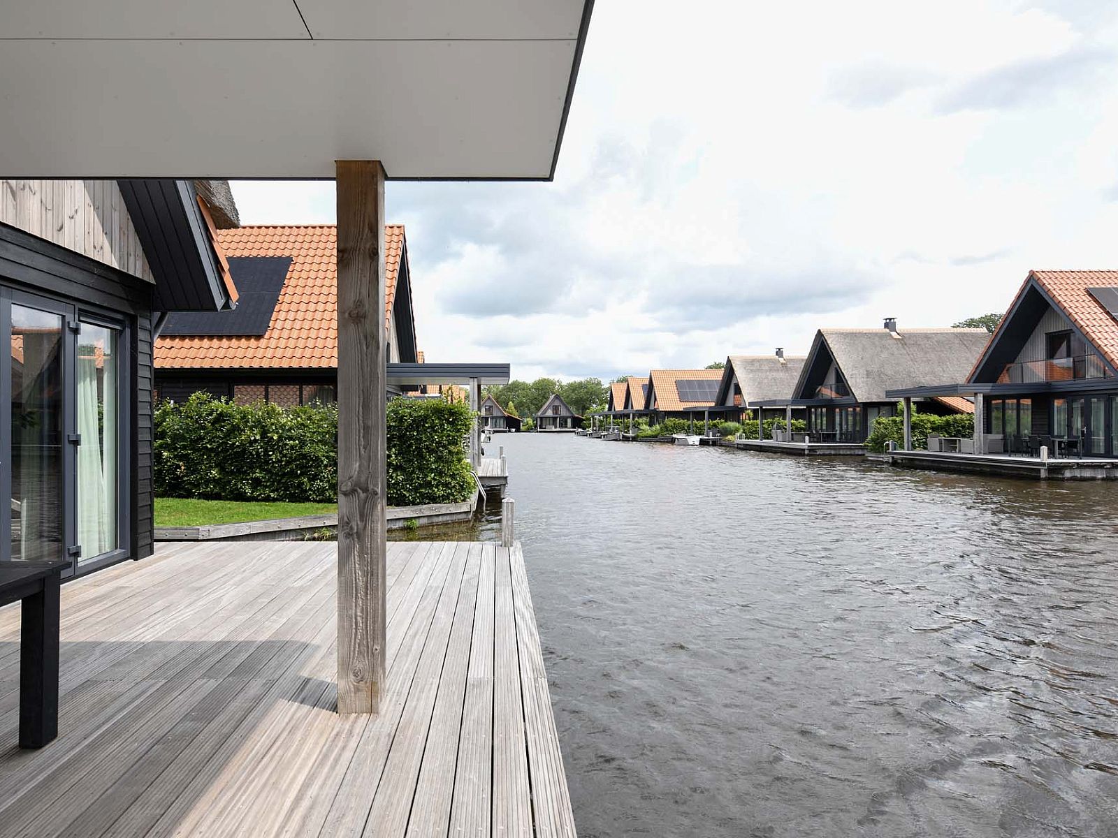 Terrasse mit Wasserblick im Ferienhaus in Ossenzijl, Nordwest Overijssel, Overijssel.