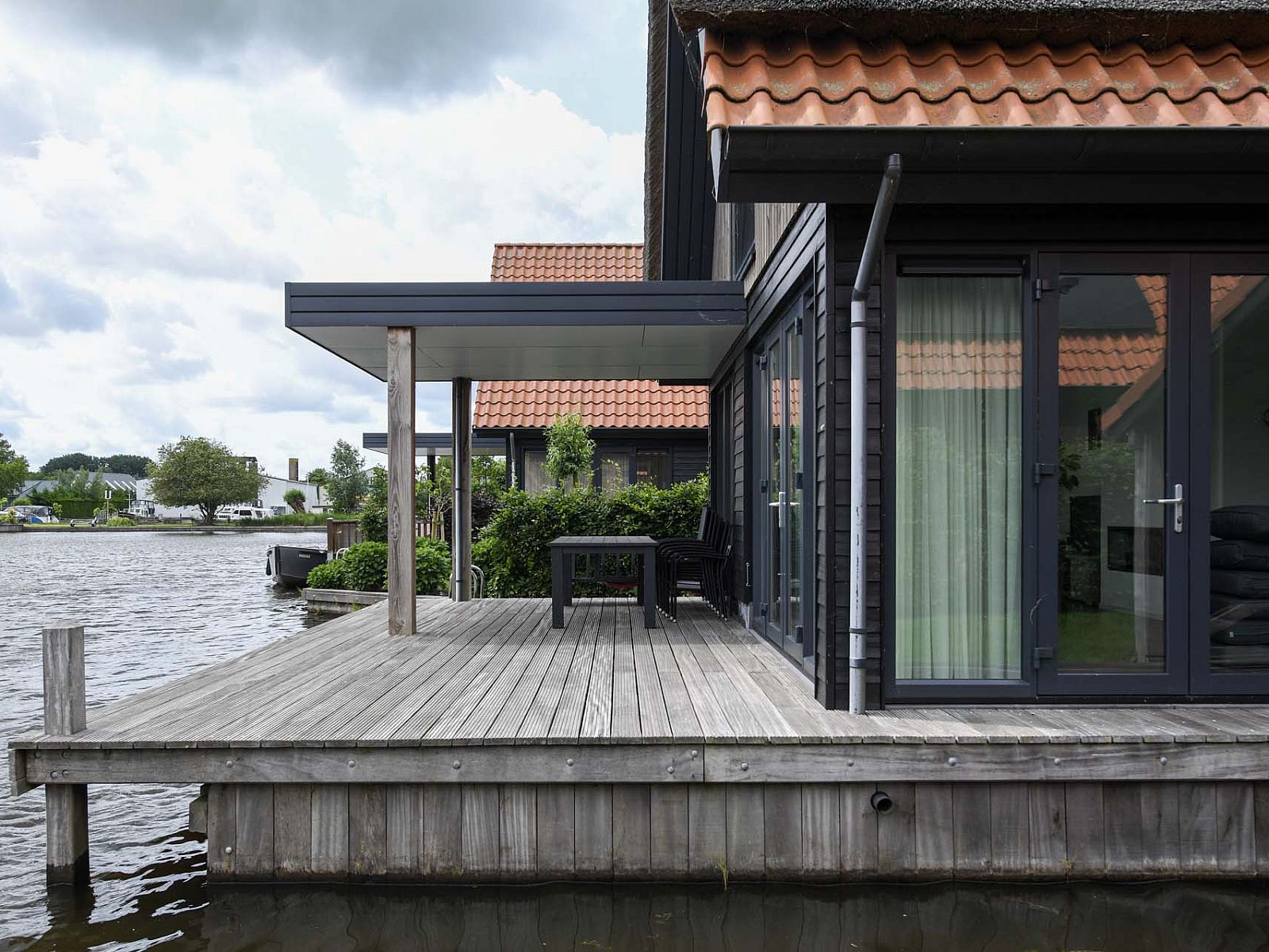 Terrasse am Wasser bei einem Haus in Ossenzijl, Nordwest Overijssel, Overijssel.