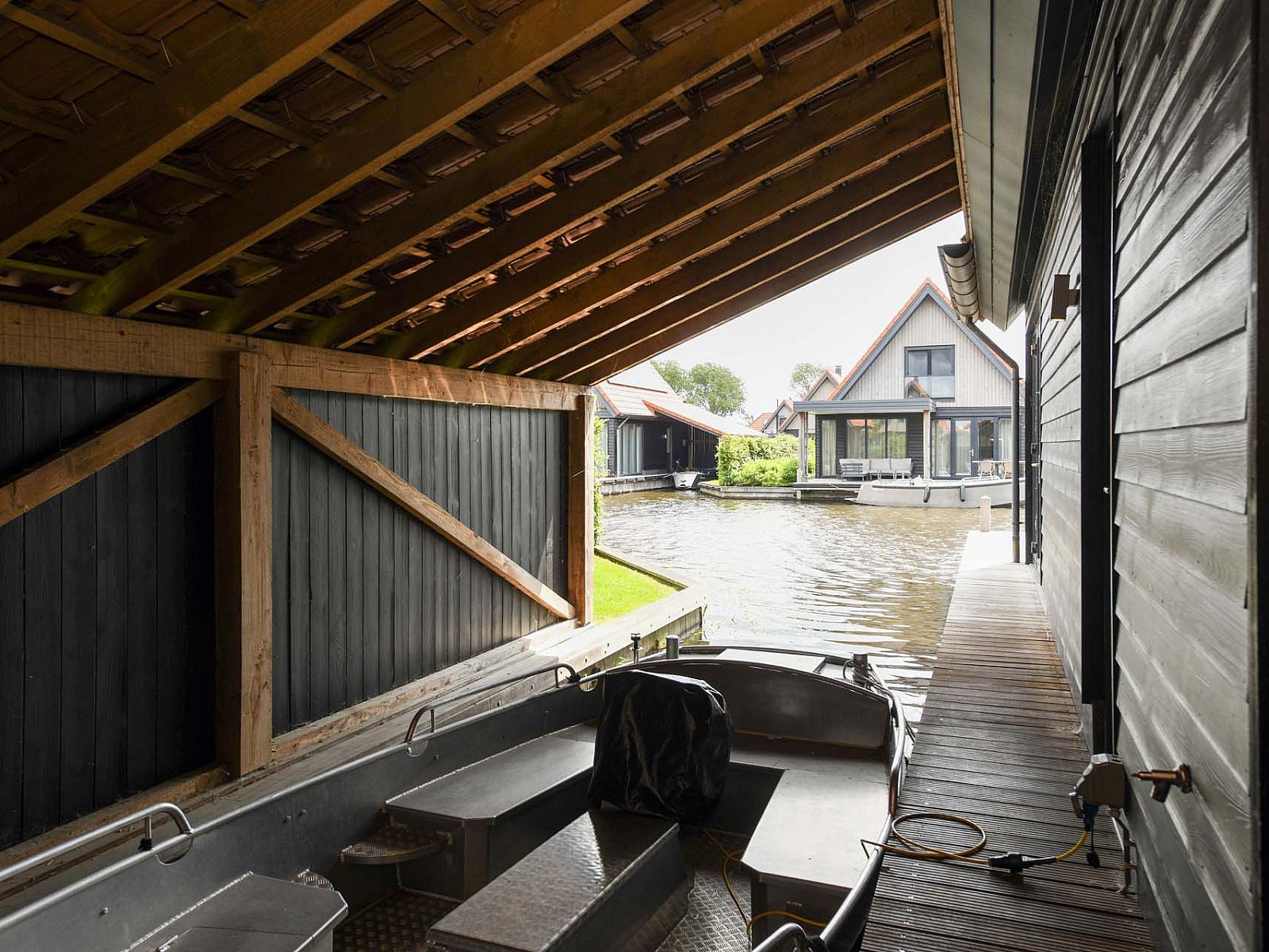 berdachter Bootsplatz im Ferienhaus in Ossenzijl, Nordwest Overijssel, Overijssel.
