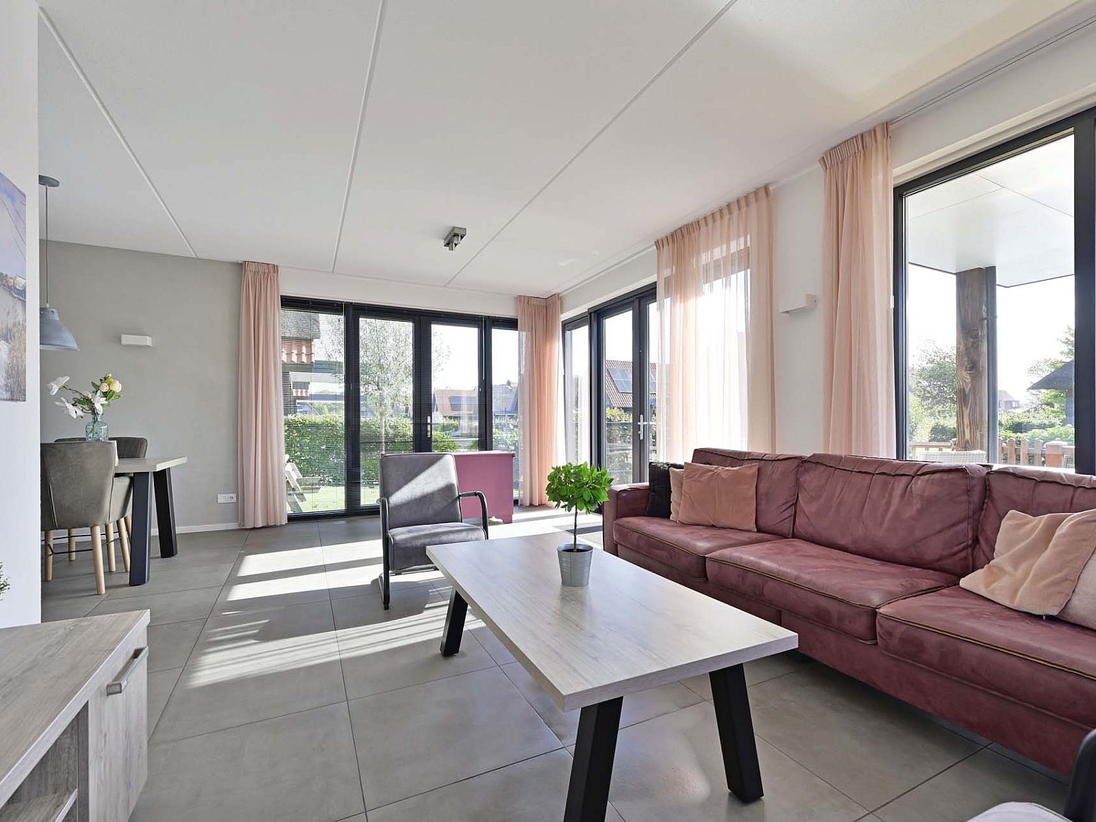 Gezellige binnenruimte van de vrijstaande woning in Ossenzijl, Noordwest Overijssel, met een stijlvol interieur.