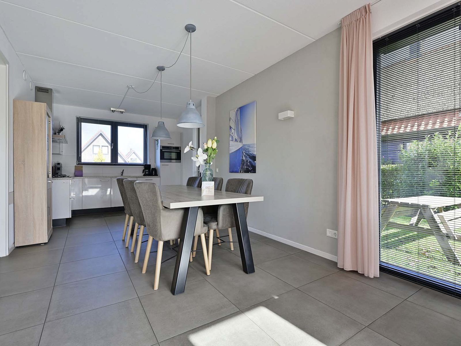 Eetkamer in de vakantiewoning in Ossenzijl, Overijssel, met een grote tafel en veel natuurlijk licht.