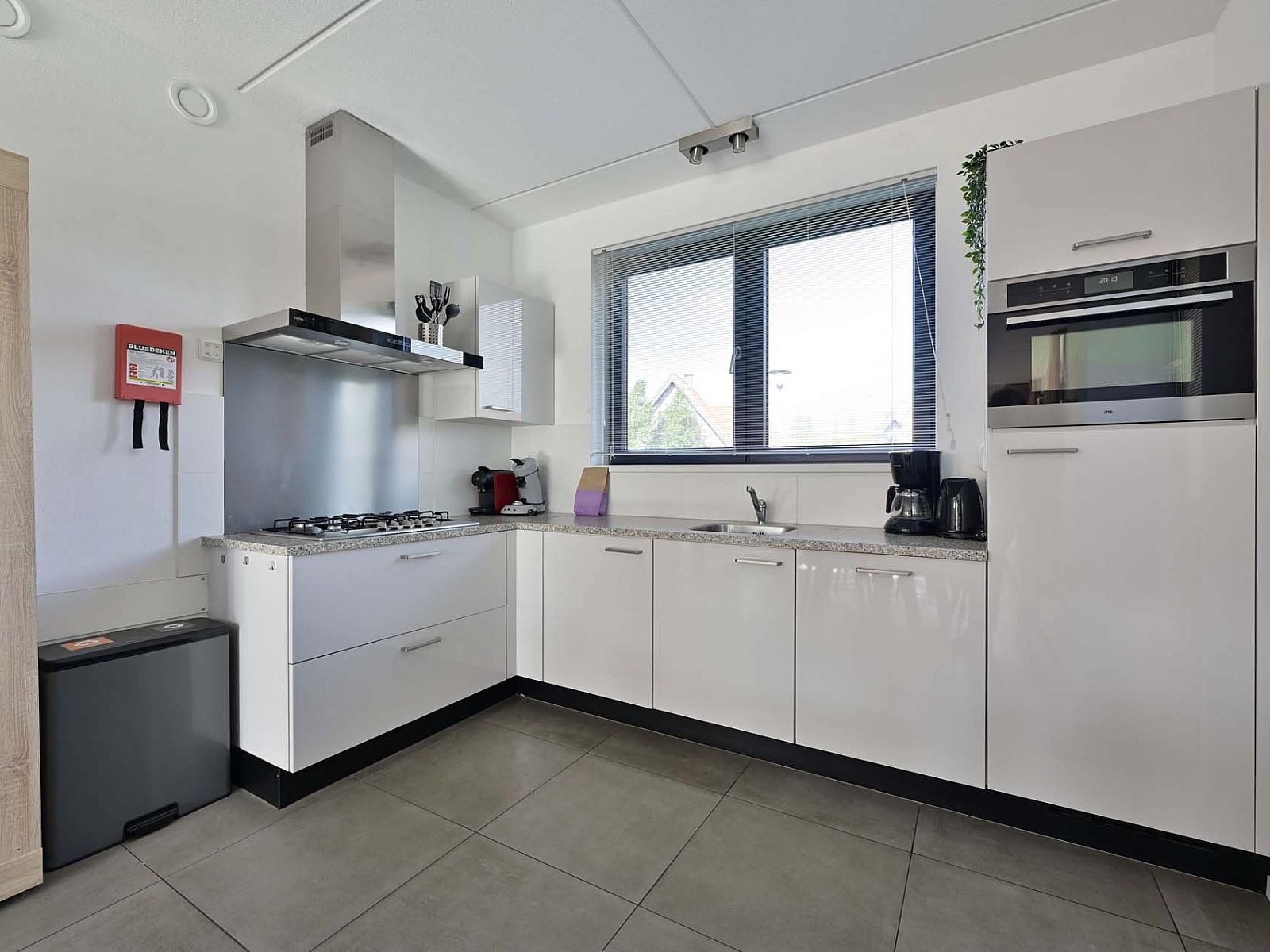 Volledig uitgeruste keuken in de vrijstaande woning in Ossenzijl, Noordwest Overijssel, met moderne apparatuur.