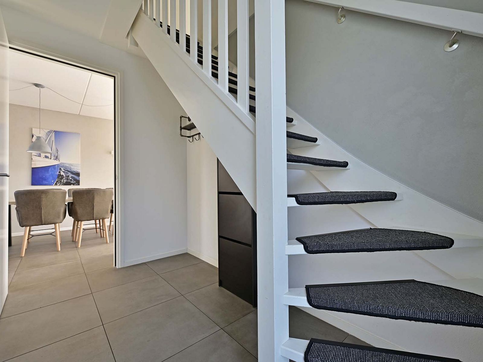 Trap in de vakantiewoning in Ossenzijl, Overijssel, leidt naar de bovenverdieping met slaapkamers.