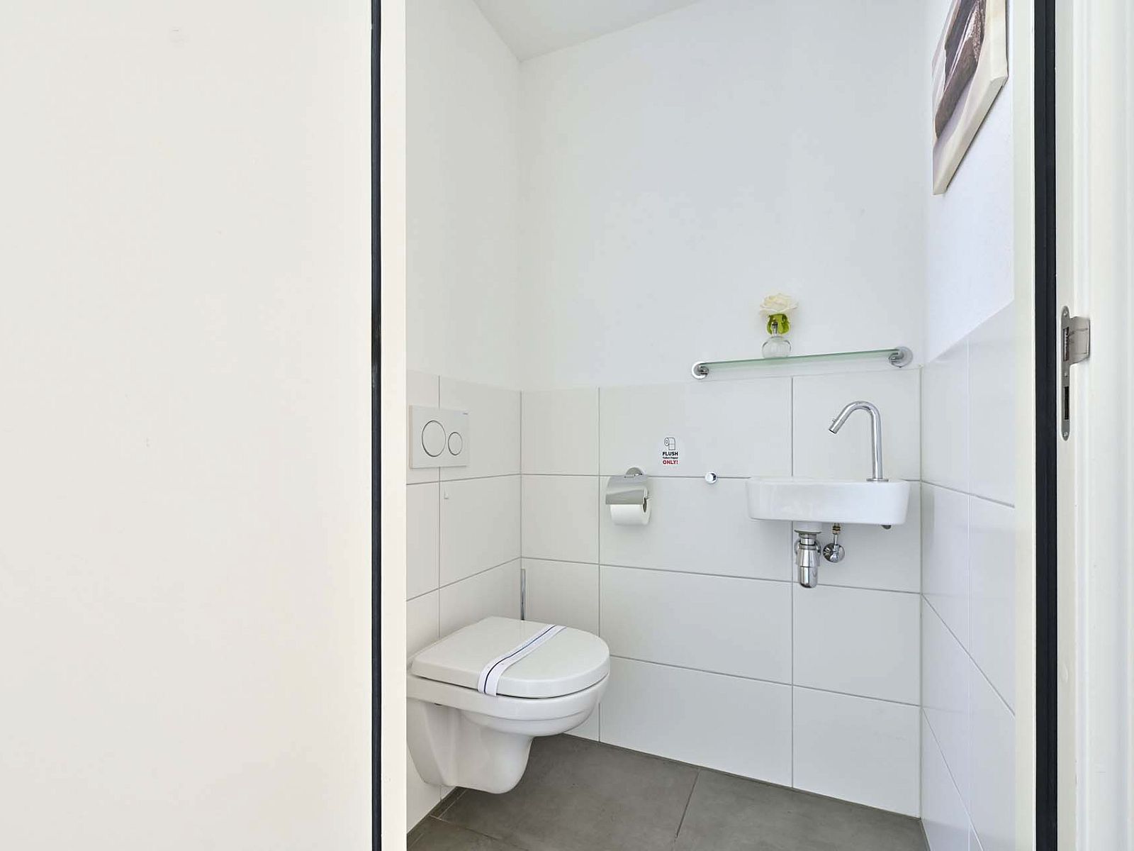 Compacte badkamer in de vrijstaande woning in Ossenzijl, Noordwest Overijssel, met moderne voorzieningen.