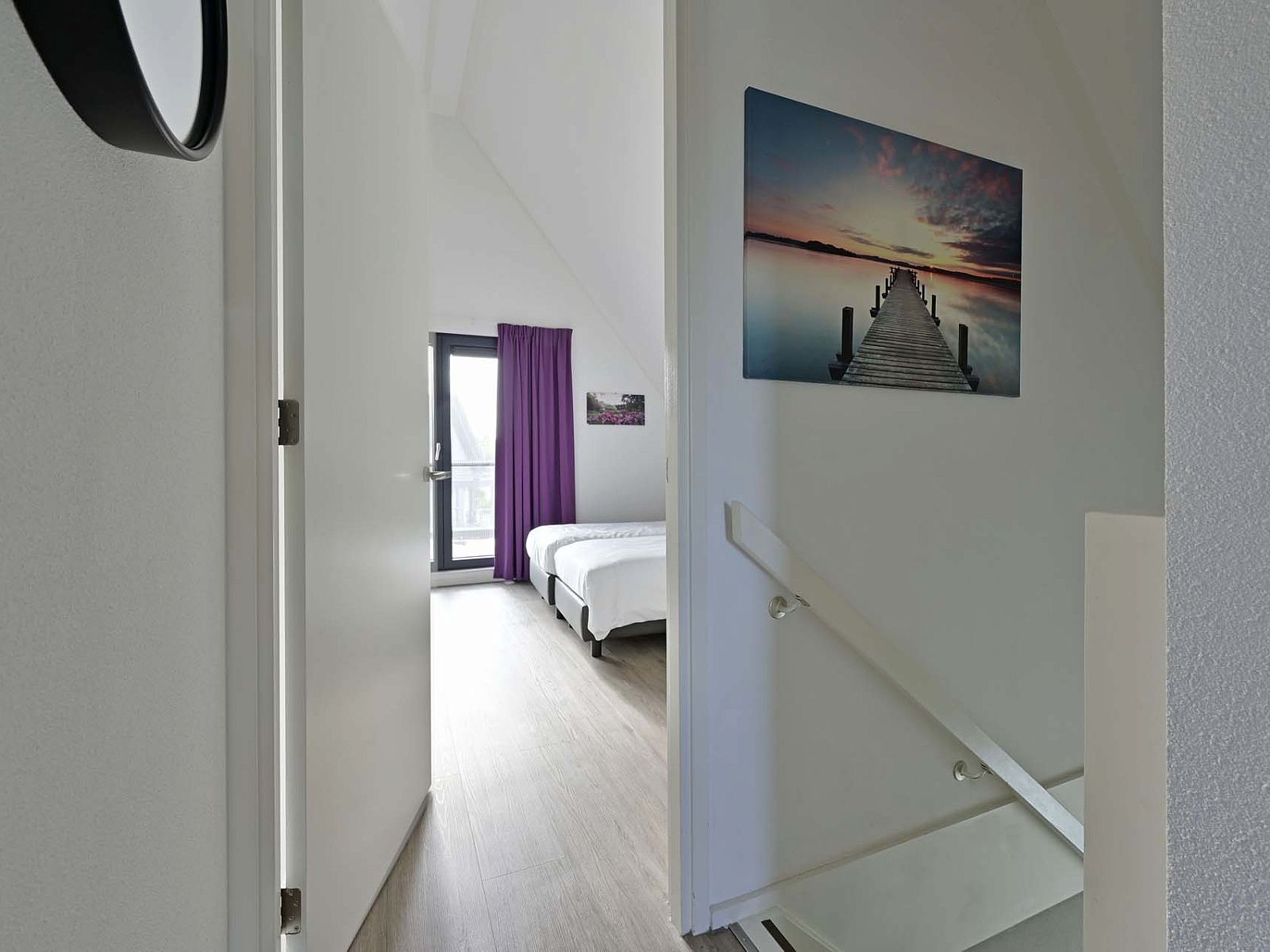 Slaapkamer in de vakantiewoning in Ossenzijl, Overijssel, met een comfortabel bed en uitzicht op de omgeving.